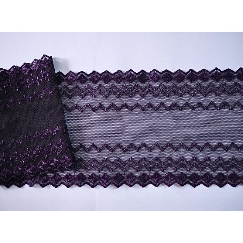ลูกไม้สีม่วง ลูกไม้ยืด สองริม กว้าง 5.5 นิ้ว เมตรละ 35 บาท