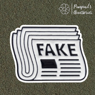 🇹🇭 พร้อมส่ง : 📰 เข็มกลัดลายหนังสือพิมพ์สีขาว-ดำ “FAKE” | “FAKE” Black-White Newspaper Enamel Brooch Pin.