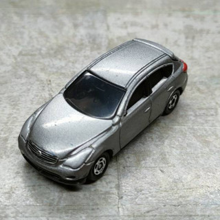 โมเดลรถเหล็ก โทมิก้า Tomica  NISSAN SKYLINE CROSSOVER NO.111  S = 1/62