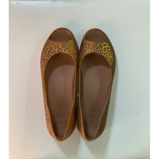รองเท้าคัทชูลายเสือ Crocs