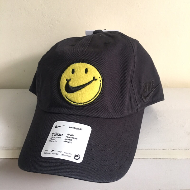 nike cap smiley