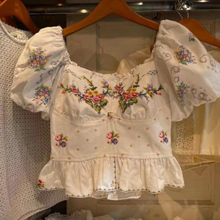เสื้อลูกไม้สีขาวปักลายดอกไม้ ตกแต่งชายระไบ แขนพอง คอเหลี่ยม สาวอวบใส่แล้วดูไม่ตัน