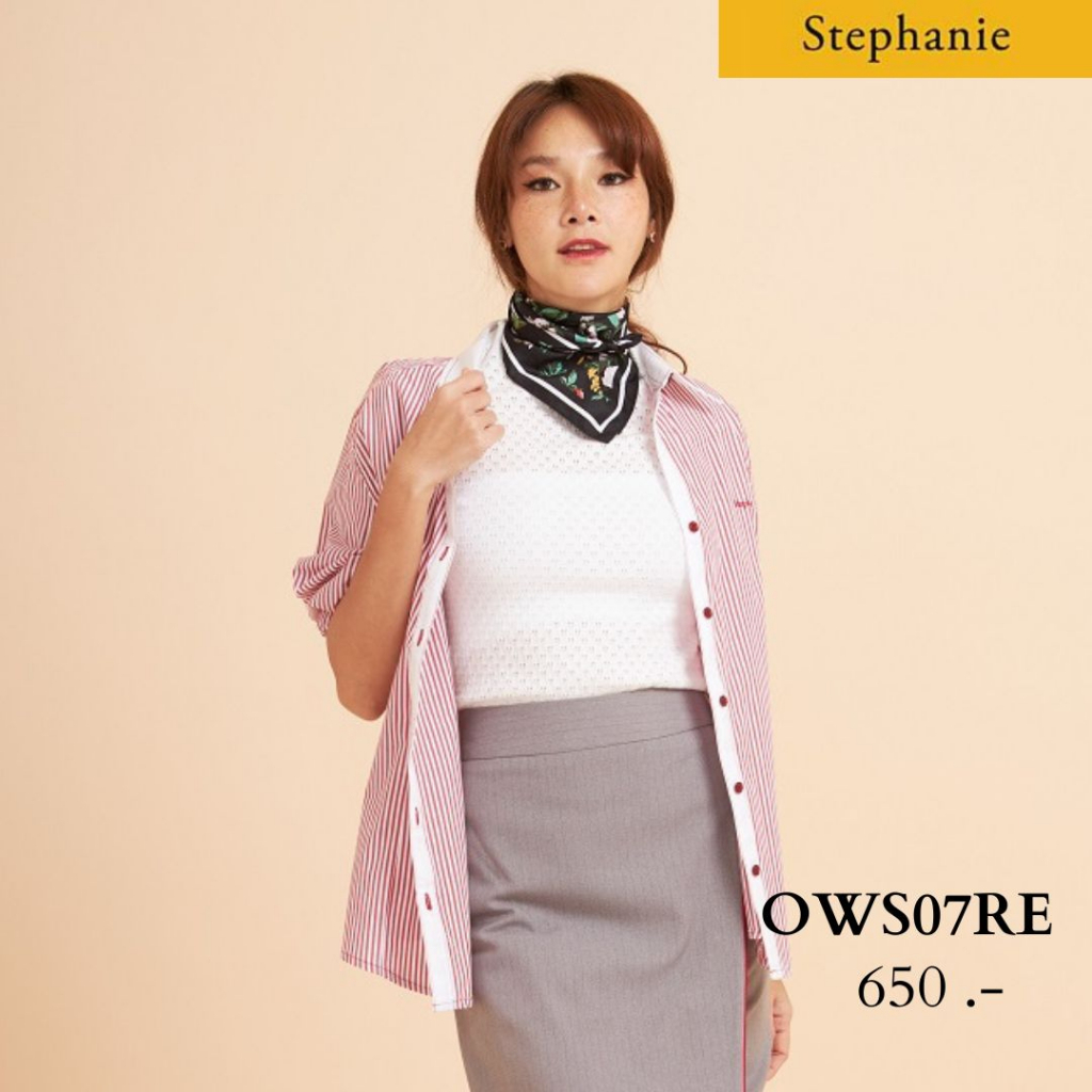 Stephanie Shirt เสื้อเชิ้ตแขนยาวสีแดงลายทางสีขาว  แนวกระดุม ปกและแขนเสื้อตกแต่งด้วยผ้าพื้นสีขาว เนื้