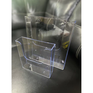 กล่องใบปลิวสามารถวางตั้งและแขวนผนัง ขนาดช่องใส่ 4 cm. PVC ขนาด A4 และ A5 วางในเเนวตั้ง วัสดุโปร่งใสมีรูสำหรับเเขวนแล้ว