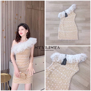 เดรสไหล่เฉียงแต่งริ้วระบายหน้า-หลัง (C303) Stylista