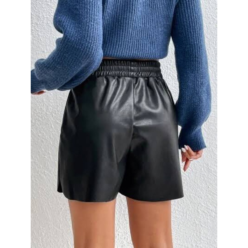ZARA faux leather shorts กางเกงหนังขาสั้น สีดำ
