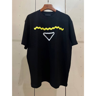 PRADA GRAPHIC PRINT T-SHIRT เสื้อยืดคอกลมแขนสั้น แบรนด์ปราด้า ผ้าคอตตอนเนื้อดี ลายกราฟฟิก wave คลื่น สามเหลี่ยม