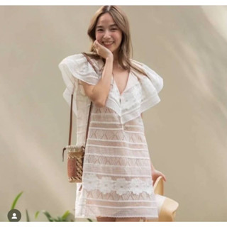 มินิเดรส ลูกไม้สีขาว คอวีซับในทั้งชุดสีครีม มีกระดุมสีทองตรงหน้าอก