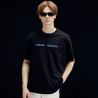 (LEISURE PROJECTS)  LEISURE PROJECTS OVERSIZE  T-SHIRT เสื้อยืดเเขนสั้นทรง oversize พิมพ์ลาย LOGO "LEISURE PROJECTS"