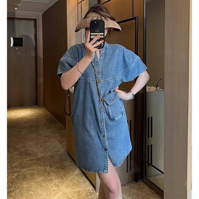 ชุดเดรสยีนส์ทรงOversize มาพร้อมกระเป๋าใช้งานได้จริง ทรงคอกลมกระดุมหน้า ลุคนี้พลาด มีให้เลือก 2 สีโดนๆ ราคา ถูกที่สุด ดีลบีเคเค แกลเลอรีภาพที่ 7