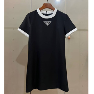 PRADA TRIANGLE LOGO PLAQUE JERSEY COTTON DRESS ชุดเดรสแขนสั้นคอกลม กระโปรงทรงเอ แบรนด์ปราด้า