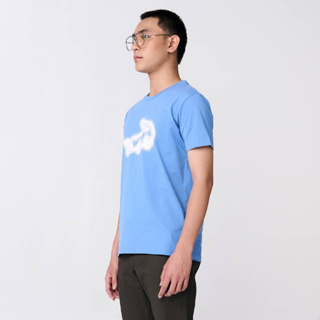 TRANQUIL BLUE CUSTOM FIT T-SHIRT WITH GRAPHIC PRINT เสื้อยืดคอกลมสีฟ้าลายกราฟฟิคทรงคัสตอมฟิต