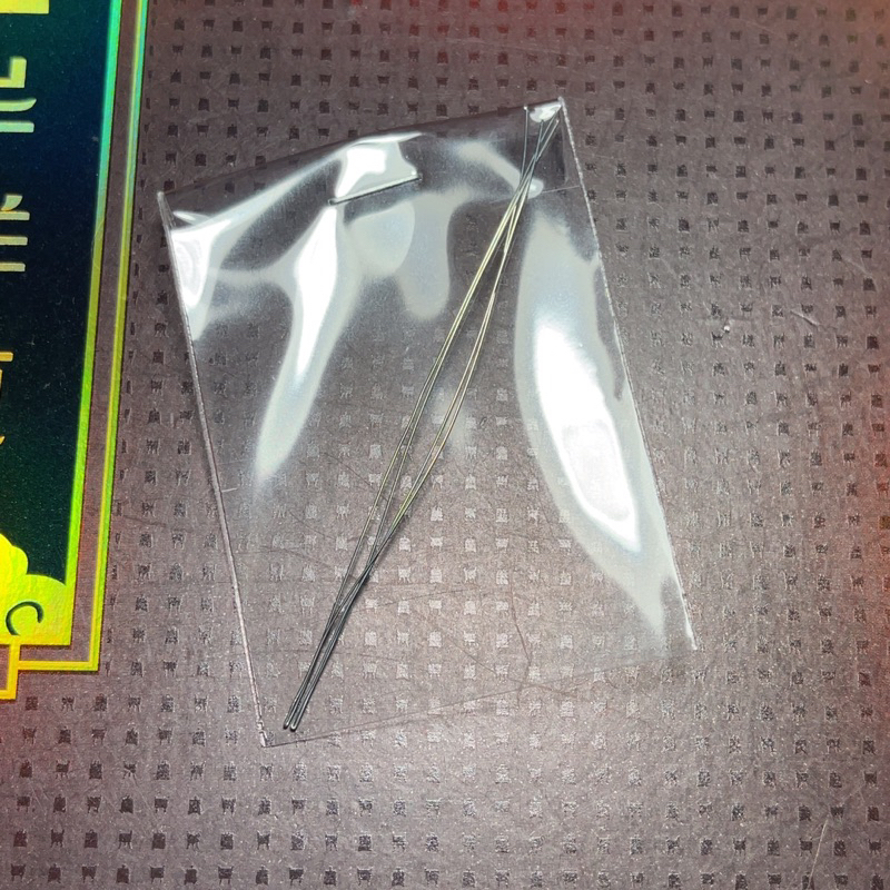 ตัวนำร้อย 1 ชิ้น คล้ายลวด เอาไว้นำร้อยไหมยืด