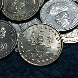 เหรียญ 5 บาทที่ระลึกวาระ 84 พรรษาสมเด็จย่าสภาพใหม่ ไม่ผ่านใช้งาน ตัวติดผลิตน้อยราคาต่อ 1 เหรียญ