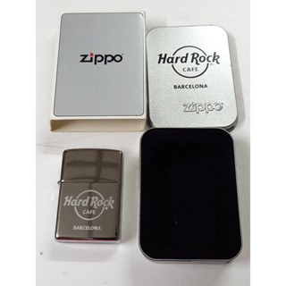 ZIPPO  250 HARD ROCK CAFE   BARCELONA  สีเงิน ผิวโครเมี่ยมขัดเงา ลายแบบเลเซอร์ผลิตปี2008 ของใหม่ไม่ผ่านการใช้งานของแท้