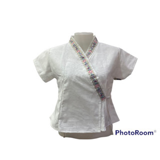 เสื้อพื้นเมืองผู้หญิง ป้ายแขนสั้นแต่งเทปดอกไม้🪡