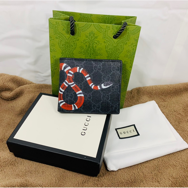 กระเป๋าสตางค์ Gucci Kingsnake print wallet