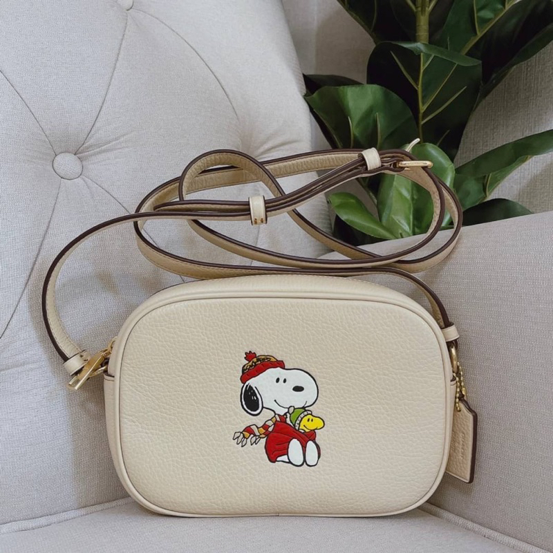 กระเป๋าสะพายข้าง Coach X Peanuts Mini Jamie Camera Bag With Snoopy Cuddle Motif CF249