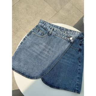 NEW IN!! Denim crossy skirt 💙 (390฿ฟรีส่ง) เกาหลีเกาใจมากคร่าคุณมัม กระโปรงยีนส์ทรงป้าย น่ารักมากกก สีฟอก akkara