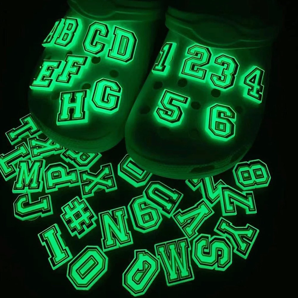 ตัวติดรองเท้า ติดกระเป๋ามีรู Pvc ตัวอักษร A-Z เลข0-9 เรืองแสง ตัวติดรองเท้าหัวโต