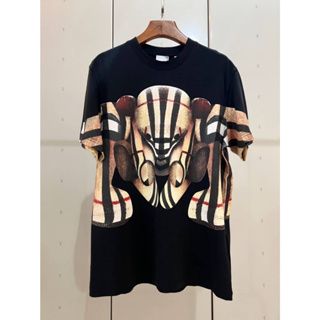 BURBERRY THOMAS BEAR PRINT COTTON OVERSIZED T-SHIRT เสื้อยืดคอกลมแขนสั้น แบรนด์เบอเบอรี่ หมีเทดดี้ ลายสก็อตสีน้ำตาล