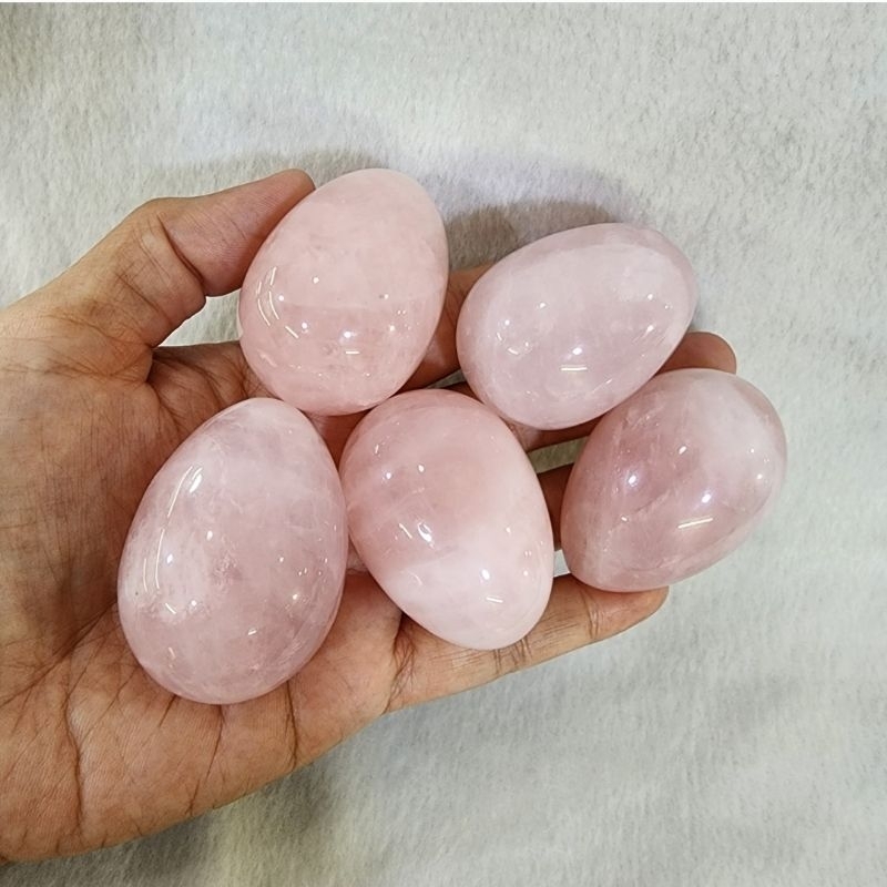 หินทรงไข่โรสควอตซ์ หินโรสควอตซ์ทรงไข่(Rose Quartz)ก้อนละ350 สูง 4.9 ซม.กว้าง 3.6 ซม.