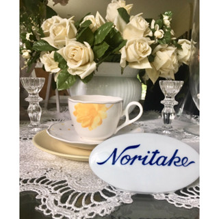 Noritake รุ่น Primachina ลายดอกไม้สีเหลืองสดใสใบใหญ่กว่าปกติค่ะ จานรองเป็นลายจุดเหลืองเทา สวยใหม่น่าใช้งานค่ะ