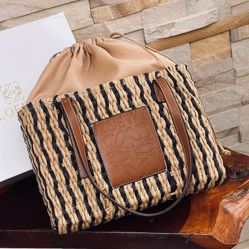 LO•EWE X PAULA'S IBIZA SMALL SQUARE BASKET BAG กระเป๋าสะพายไหล่จากโลเอเว่ เป็นกระเป๋าสานขึ้นจากใบกก 