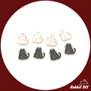 จี้เคลือบสี น้องแมว นั่ง สีขาว-ดำ ขนาด 1.7 ซม. (แพ็ก 2 ชิ้น)