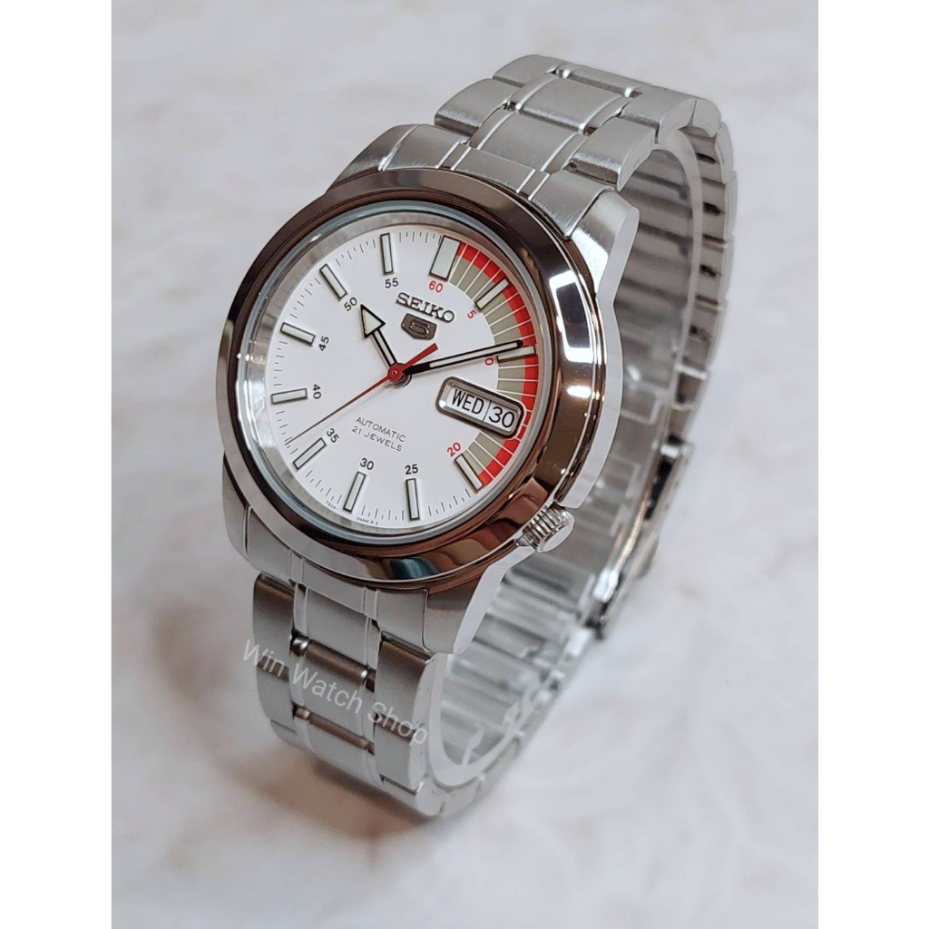 นาฬิกา SEIKO 5 Automatic รุ่น SNKK25K1 นาฬิกาข้อมือผู้ชายสายแสตนเลส หน้าปัดขาว/แดง  - ของแท้ 100% รับประกันสินค้า 1ปีเต็ม