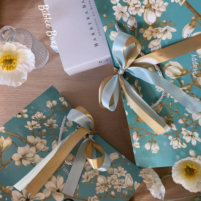 ꒰1ใบ꒱ถุงกระดาษ ลายดอกลีลาวดี สีเขียวเหนี่ยวทรัพย์ ริบบิ้นทูโทน สีทอง-ฟ้า
