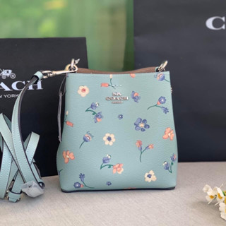 💚แท้💯 พร้อมส่ง💚COACH C8608 MINI TOWN BUCKET BAG WITH MYSTICAL FLORAL PRINT