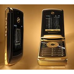 Motorola V8 Luxury 2 GB with accessory in the box เป็นเครื่องนอก