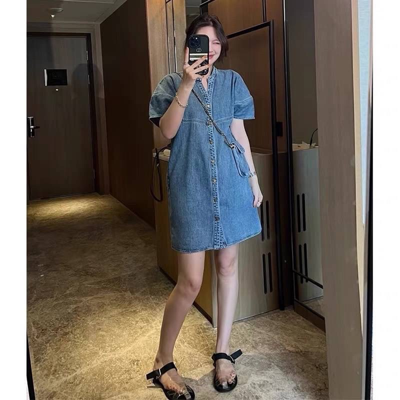 ชุดเดรสยีนส์ทรงOversize มาพร้อมกระเป๋าใช้งานได้จริง ทรงคอกลมกระดุมหน้า ลุคนี้พลาด มีให้เลือก 2 สีโดนๆ ราคา ถูกที่สุด ดีลบีเคเค แกลเลอรีภาพที่ 4