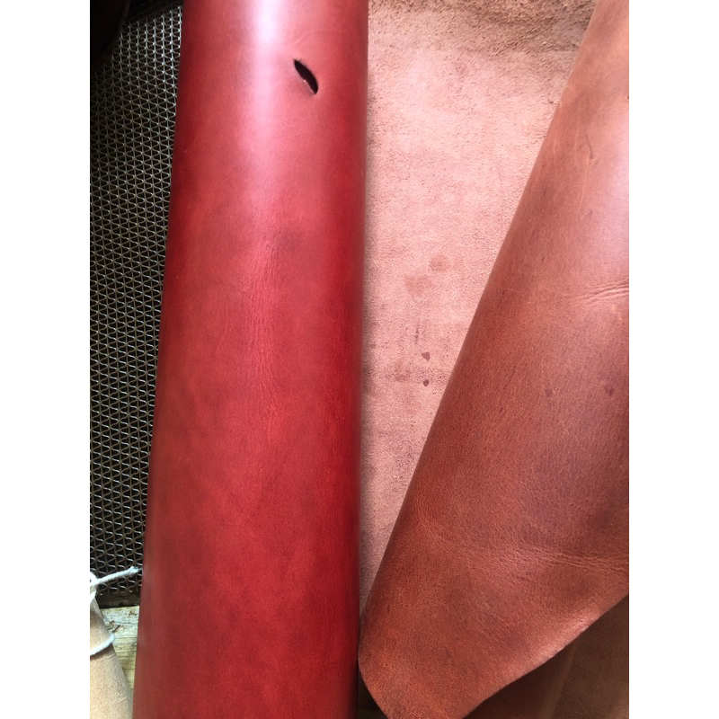 หนังฟอกฝาดออสเตรเลีย ขนาดประมาณ A4 หนังแท้ หน้าเรียบ สีโทนแดง red Cartier  กับน้ำตาลแดง ขัดขอบ ดัดน้