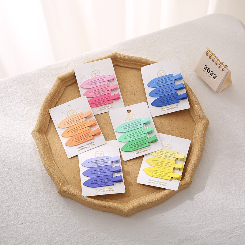 กิ๊บหนีบผมแฟชั่น Y2K ทรงลูกดอก กิ๊บสไตล์เกาหลีแบบไล่สี (แผงละ 3 ชิ้น) ผมไม่หักไม่งอ ขนาด 6 cm ++พร้อมส่งจากไทย++