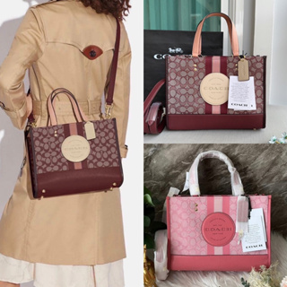 🎀 (สด-ผ่อน) กระเป๋าสีชมพู สีแดง Wine 11 นิ้ว C8448 COACH DEMPSEY CARRYALL IN SIGNATURE JACQUARD WITH STRIPE