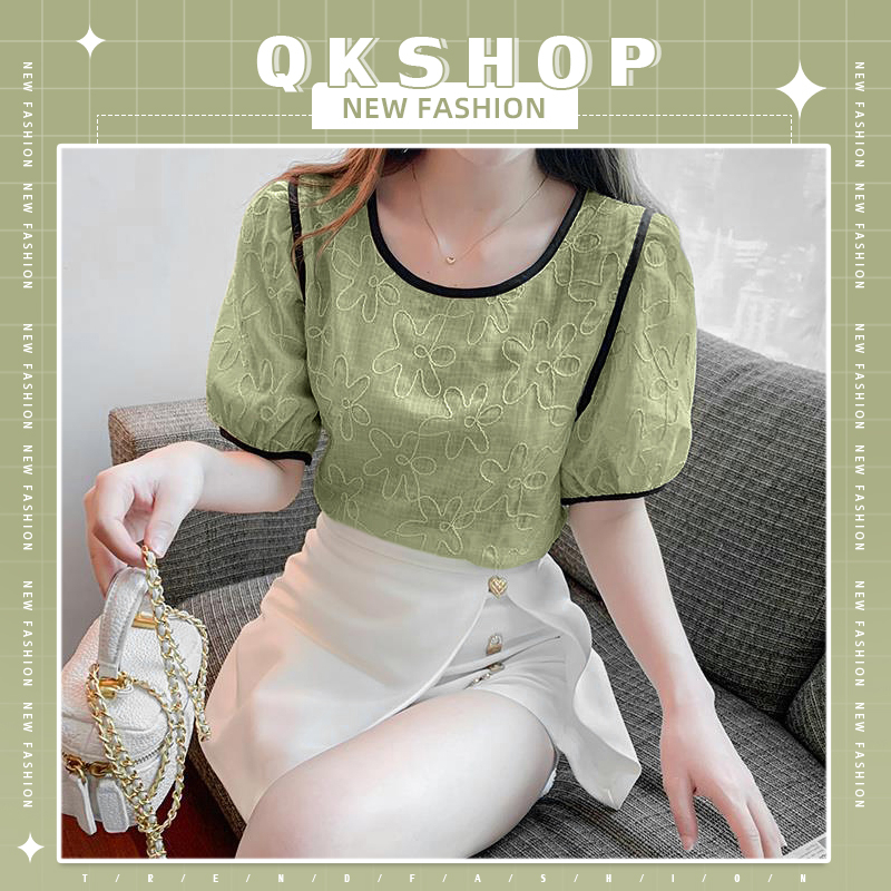 QKshop เสื้อผู้หญิงมาใหม่ เสื้อผ้าผู้หญิงแบบใหม่สวยๆ รุ่นนี้เป็นคอกลมสีพื้นพักลายดอกไม้ ผ้าดีทรงสวย ใส่แล้วปังแน่นอนจ่ะ