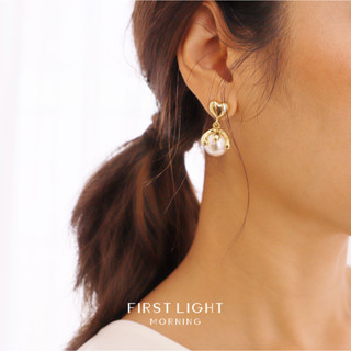 First Light Morning : Pearlyn Earrings ต่างหู ต่างหูห้อย  ต่างหูแป้นเสียบ ต่างหูหัวใจประดับมุก