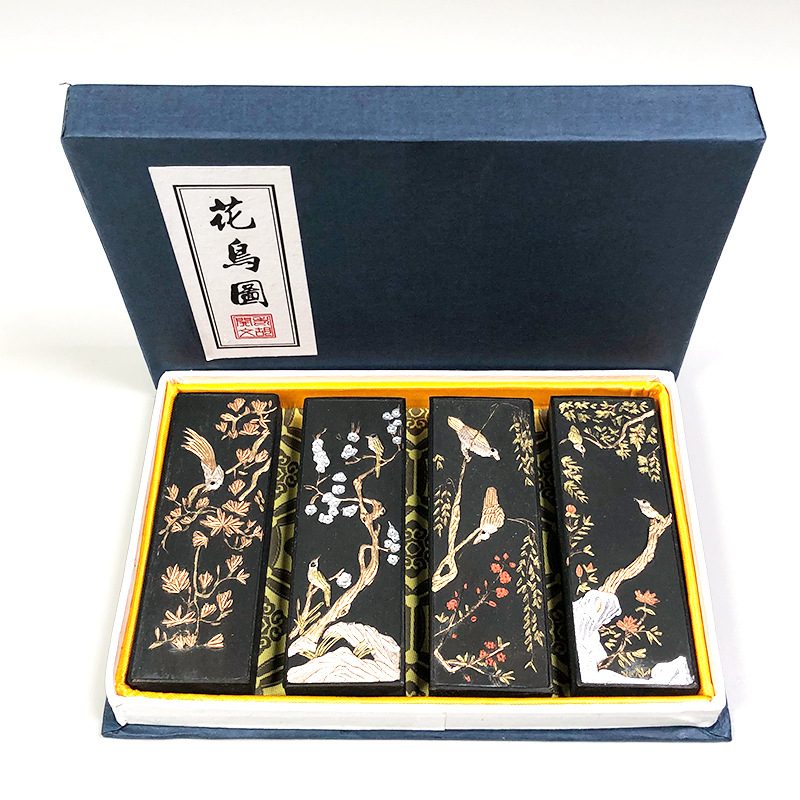 胡开文 เซ็ตหมึกจีนแท่ง 4 แท่งลายดอกไม้และนก ในกล่องเก็บสีน้ำเงิน