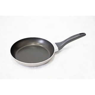 Frying Pan กระทะอลูมิเนียมเคลือบเทฟลอน 20cm /ใช้กับเตาแม่เหล็กไฟฟ้าไม่ได้ 20x35x10 cm MEYER 02103T