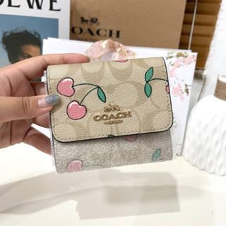 🎀 (สด-ผ่อน) กระเป๋าสตางค์ 3 พับเล็ก ลายเชอรี่ COACH CF399 SMALL TRIFOLD WALLET IN SIGNATURE CANVAS WITH HEART CHERRY