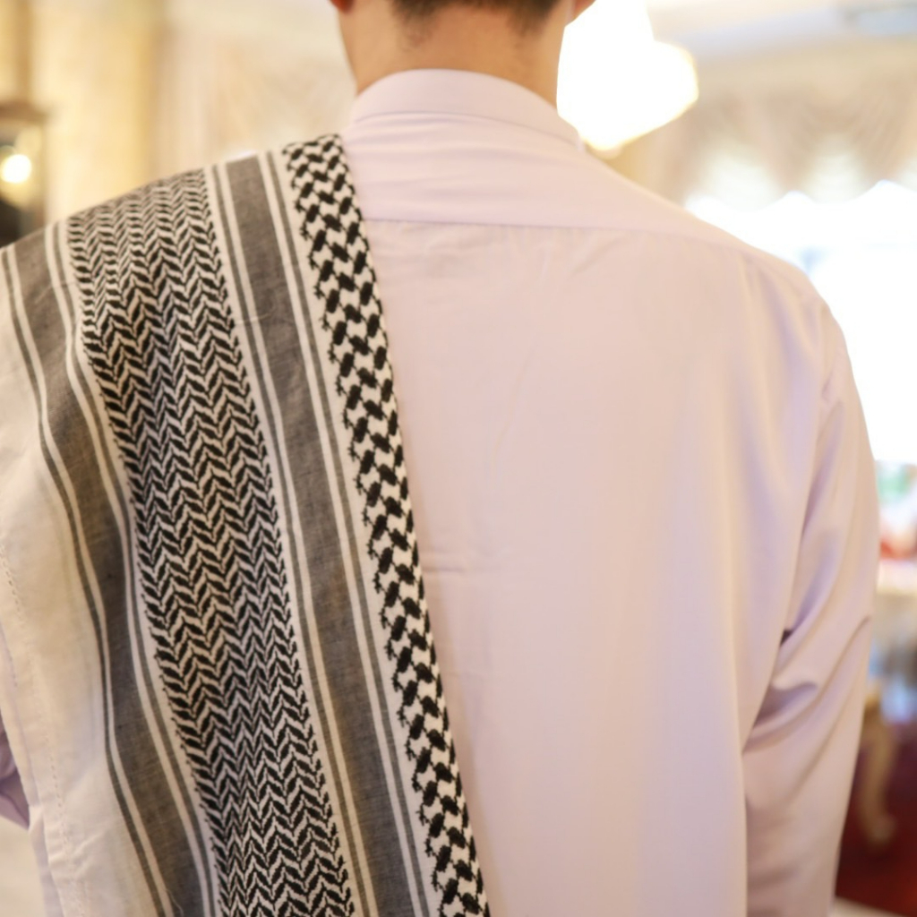 เสื้อกูรงชายแขนยาว ติดกระดุม 2เม็ด สีขาวโอโม่ 3 กระเป๋า (แขนปล่อย) รุ่น SHB05