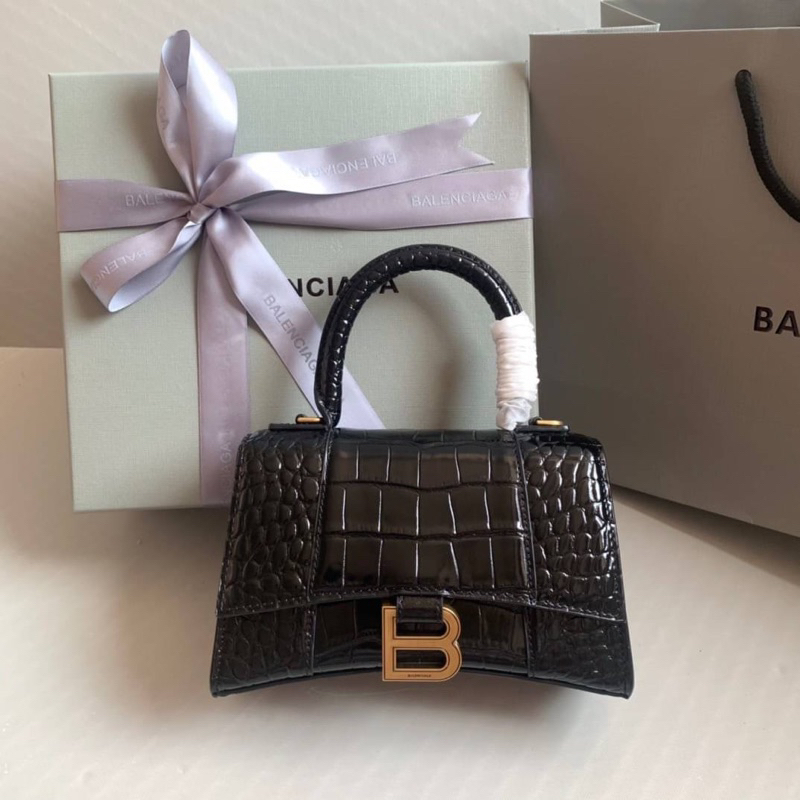 กระเป๋า Balenciaga Hourglass xs top handle bagเทพ 📌size 19 cm