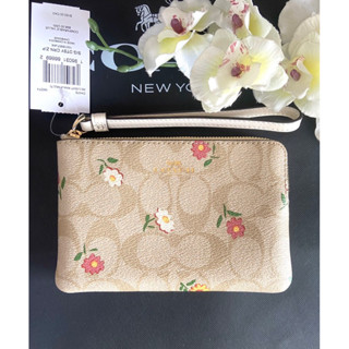 💐คล้องมือCoach ลายซีขาวครีมลายดอกเล็กรุ่นใหม่ ไซส์ S1zip น่ารักมากค่ะรุ่นนี้💐