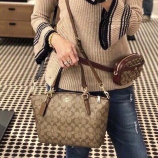 กระเป๋าสะพายทรงพัด สีน้ำตาล คลาสสิคNEW COACH SMALL KELSEY SATCHEL IN SIGNATURE CANVAS (COACH F28989)