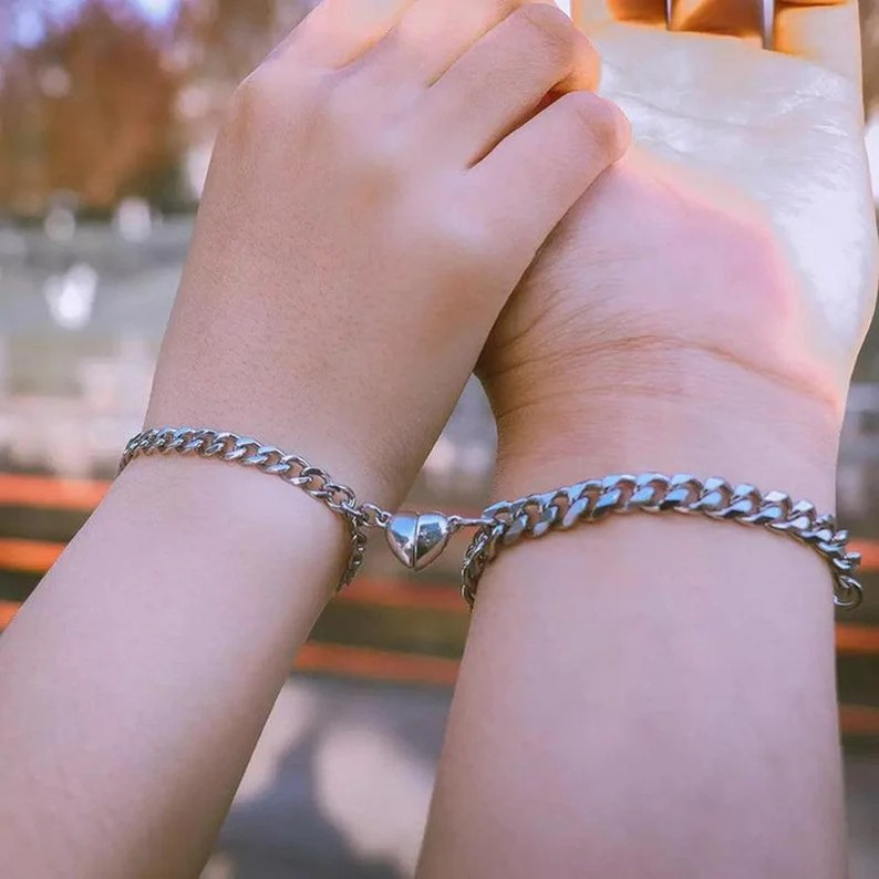 สร้อยข้อมือคู่รักแฟชั่นสร้อยข้อมือหัวใจสร้อยข้อมือผู้ชายและผู้หญิงสไตล์เกาหลีสร้อยข้อมือโลหะสร้อยข้อมือเงิน