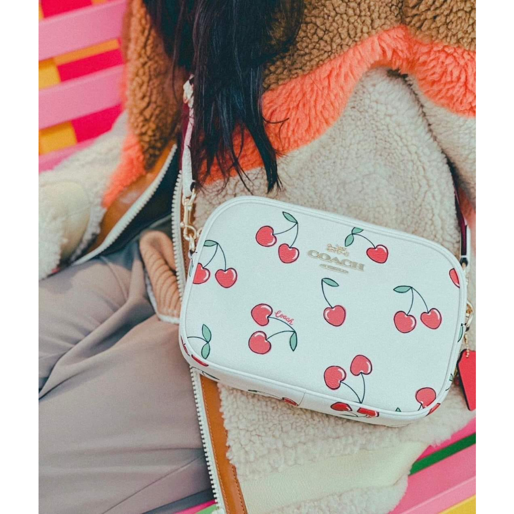 พร้อมส่ง แท้ New Coach รุ่น MINI JAMIE CAMERA BAG WITH HEART CHERRY