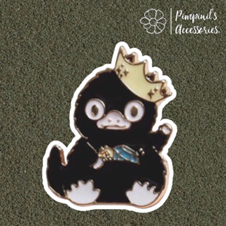 🇹🇭 พร้อมส่ง : 🦆 เข็มกลัดลายเจ้าชายเป็ดน้อยสีดำ | Little Black Duck Prince Enamel Brooch Pin.