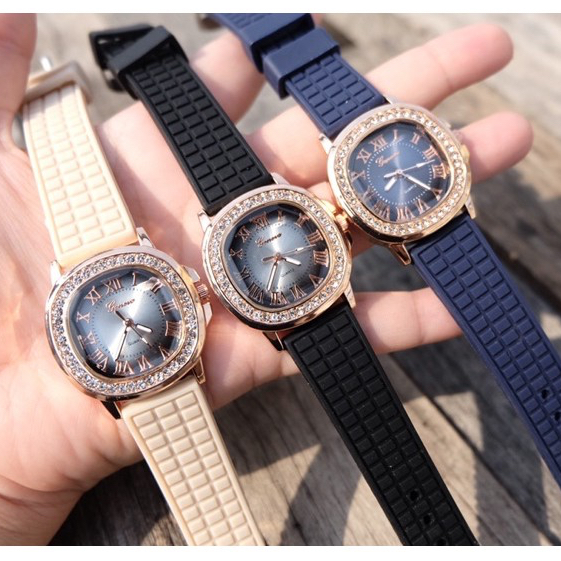 นาฬิกาสไตล์ปาเต๊ะหน้าปัดเหลื่อมกรอบพิ้งโกล ยี่ห้อGeneva เพชรล้อมรอบ  กันน้ำได้ คุณภาพดี เหมือนเด๊ะๆ